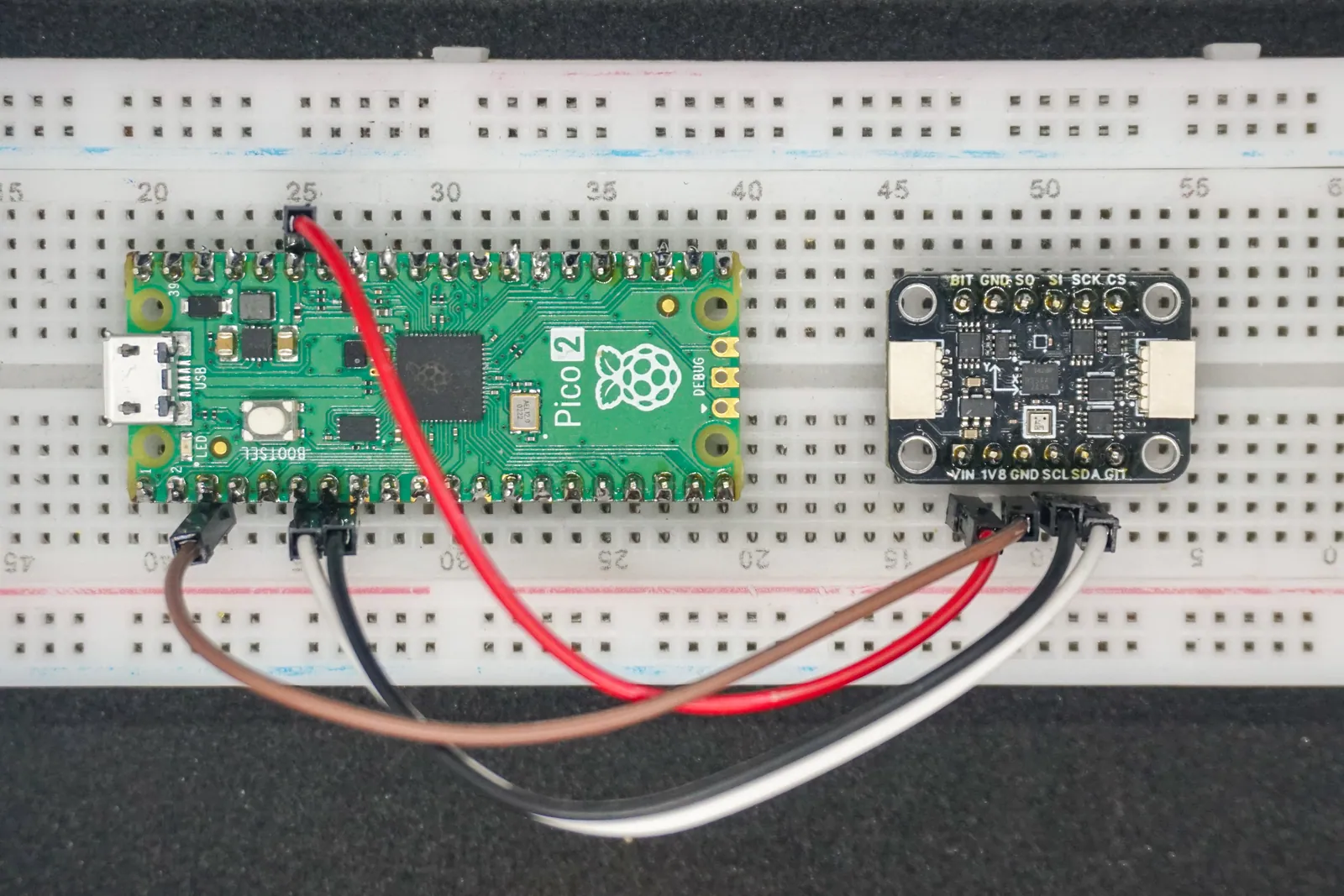 Zapojení TriSense Pro k Raspberry Pi Pico přes I2C, pohled shora